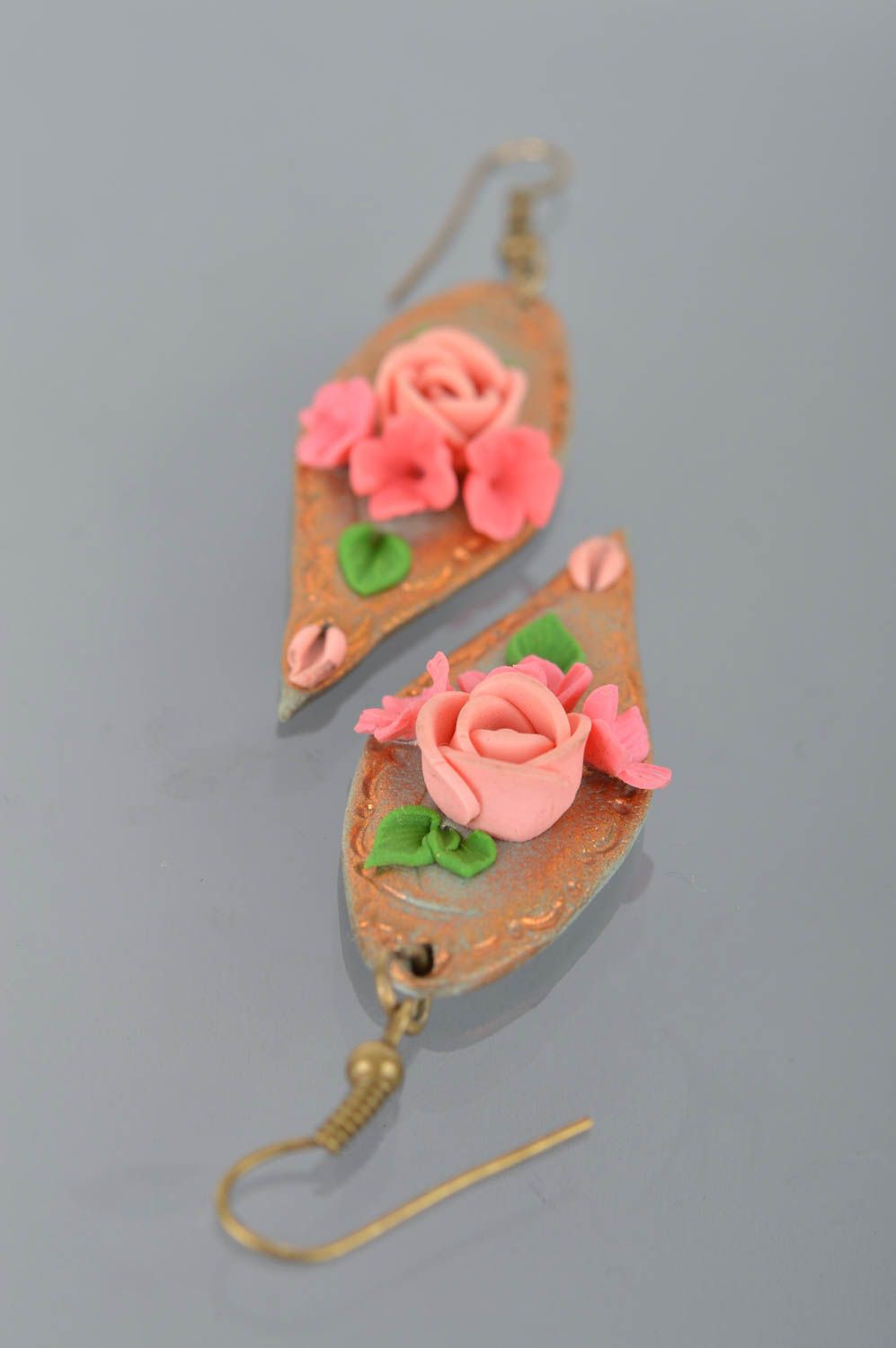 Boucles d'oreilles en pâte polymère pendantes faites main avec roses roses photo 5