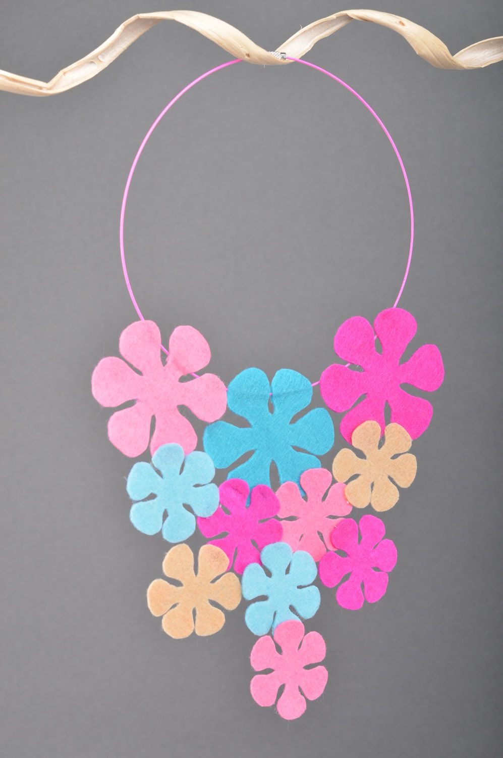 Designer handgemachtes buntes sommerliches Filz Collier mit Blumen für Frauen foto 2