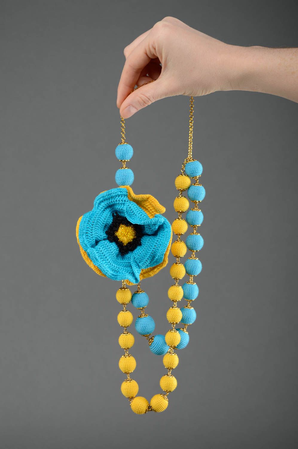 Collier tricoté au crochet avec fleur bleu et jaune fait main pour femme photo 3