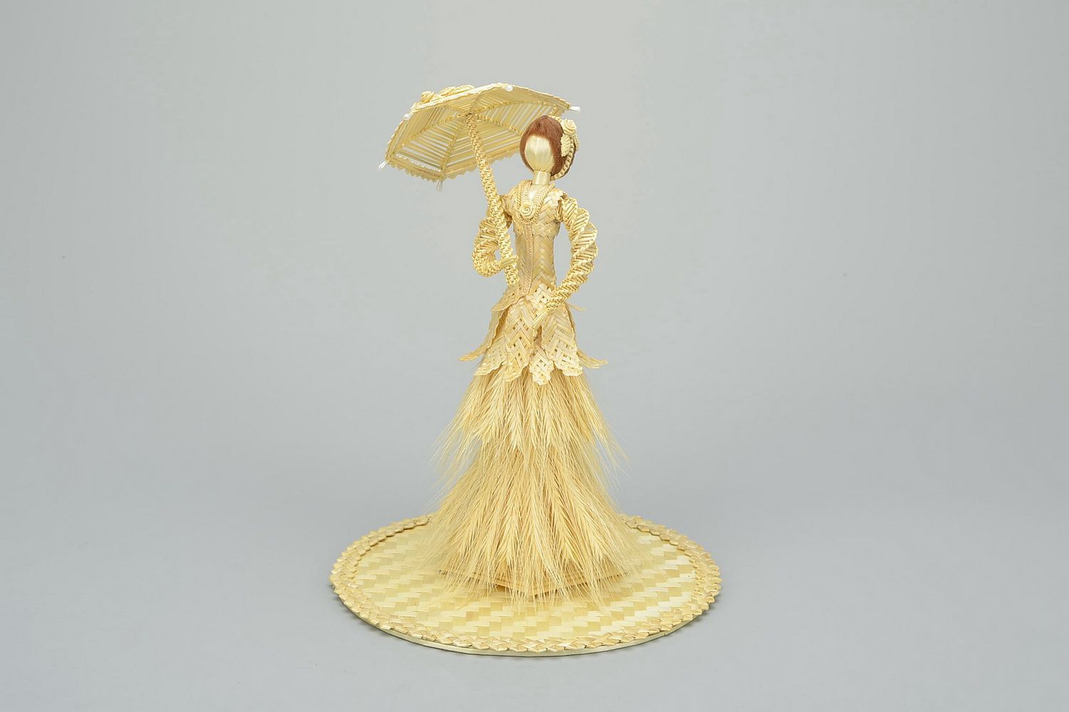 Figurine de paille 'Mademoiselle avec une parapluie' photo 3