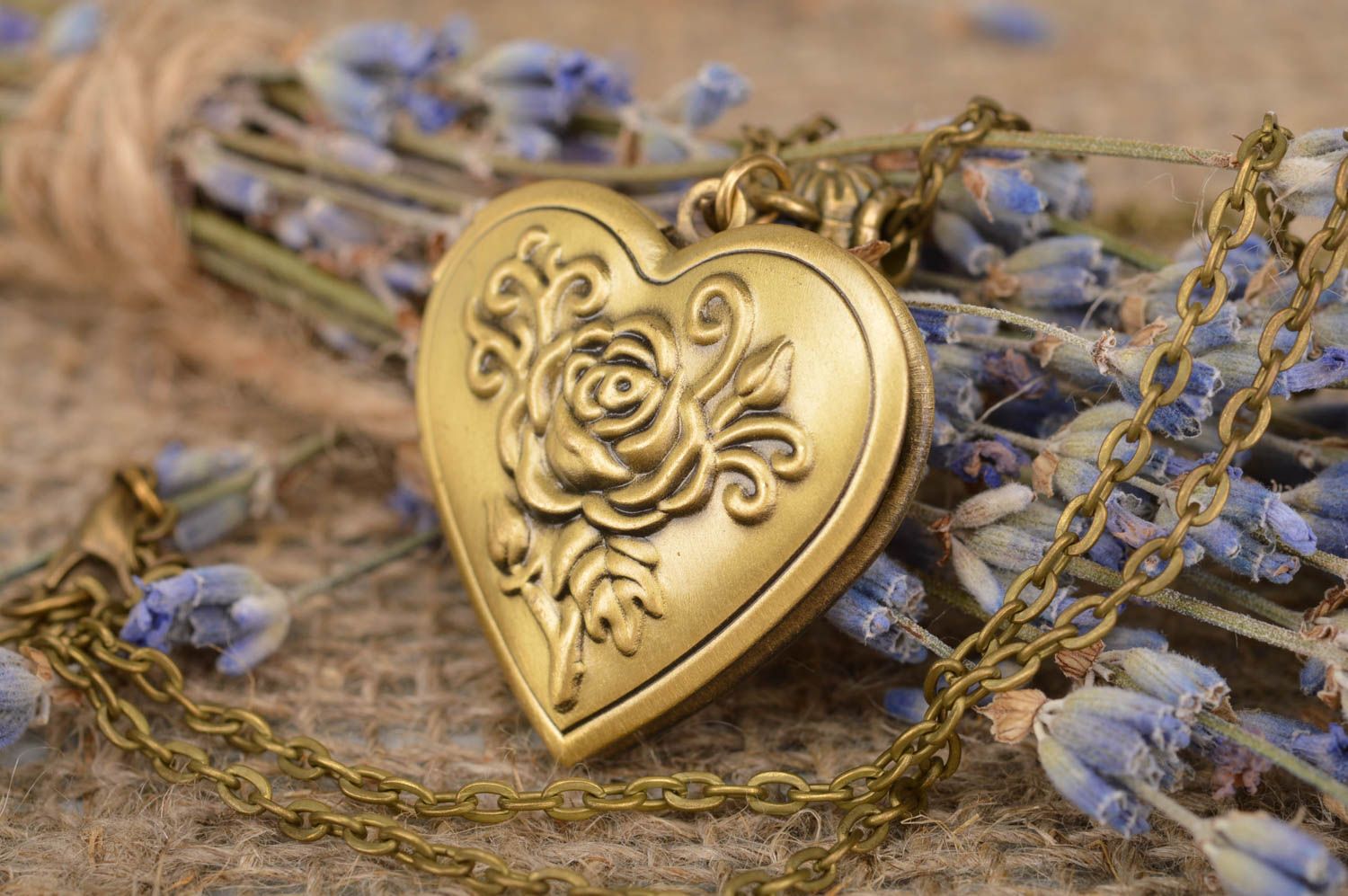 Pendentif médaillon Bijoux fait main cœur en métal Accessoire femme cadeau photo 1