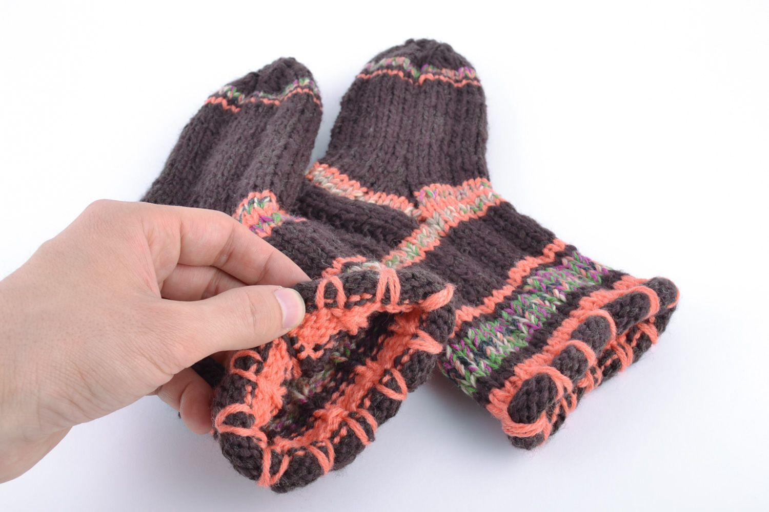 Handgemachte gestrickte dunkle warme Socken aus Naturwolle für Frauen foto 2