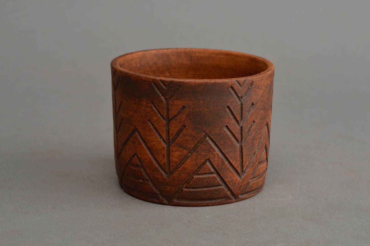 Kleiner brauner Keramik Becher mit Muster aus rotem Ton handgefertigt  foto 2