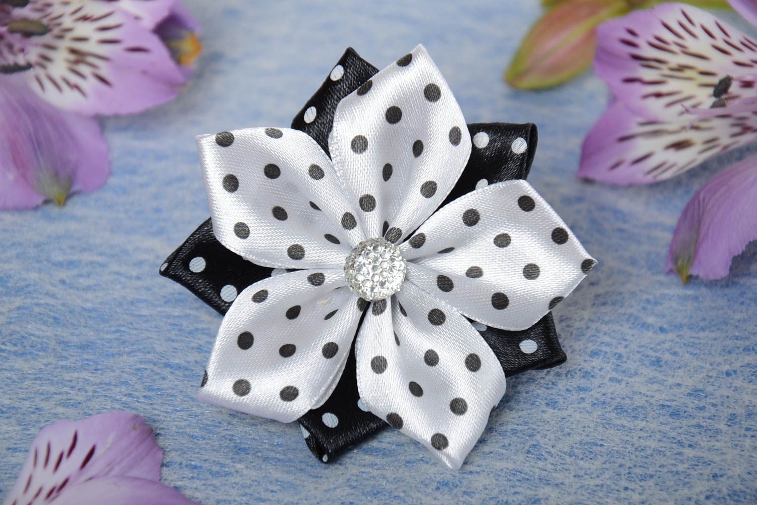 Schwarz weißer gepunkteter Haargummi mit Blume aus Atlasbändern handmade Schmuck foto 1