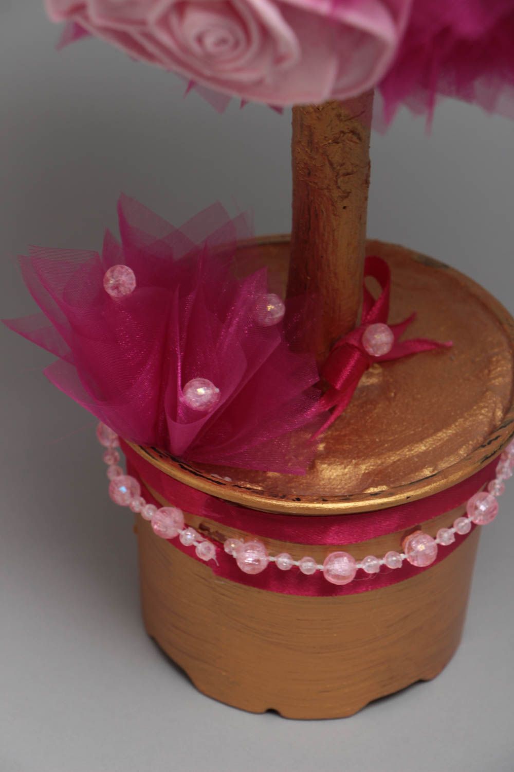 Topiario artesanal de organza y rosas rosado en maceta de tamaño mediano foto 4