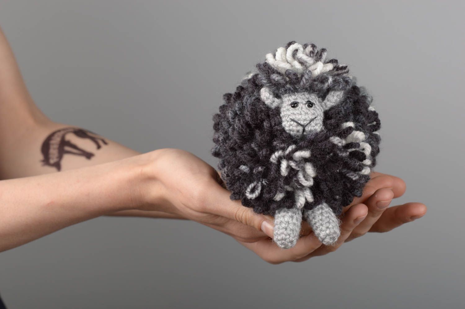 Jouet fait main Peluche mouton noir Jouet enfant tricoté en fils acryliques photo 5
