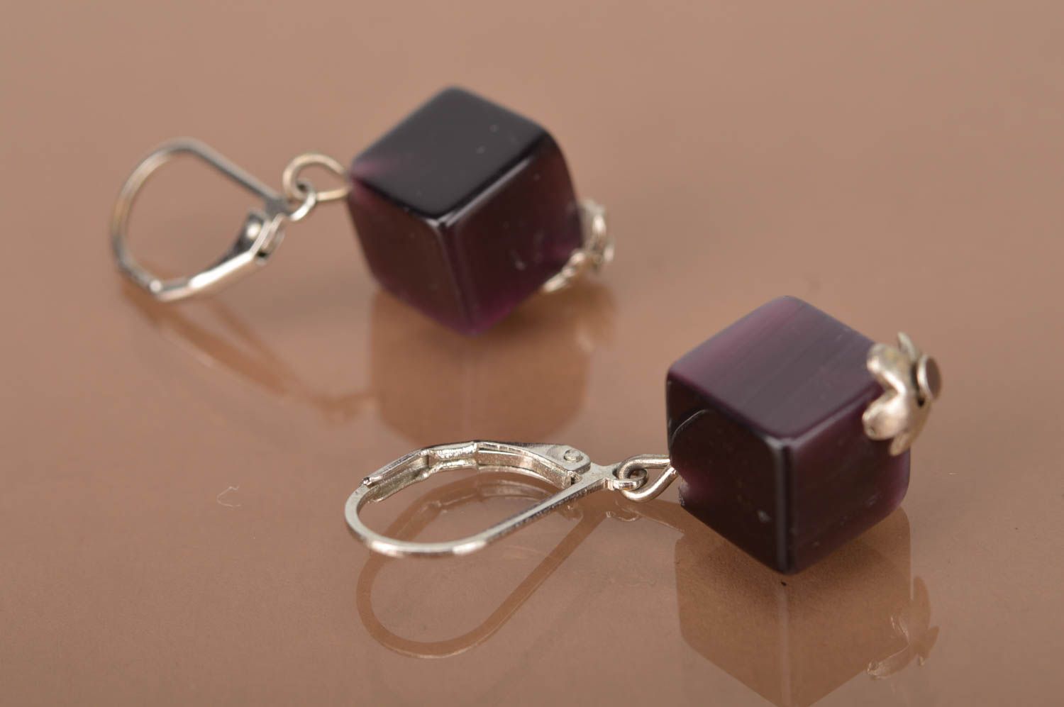 Boucles d'oreilles pendantes Bijoux fait main Cadeau pour femme cubes violettes photo 3