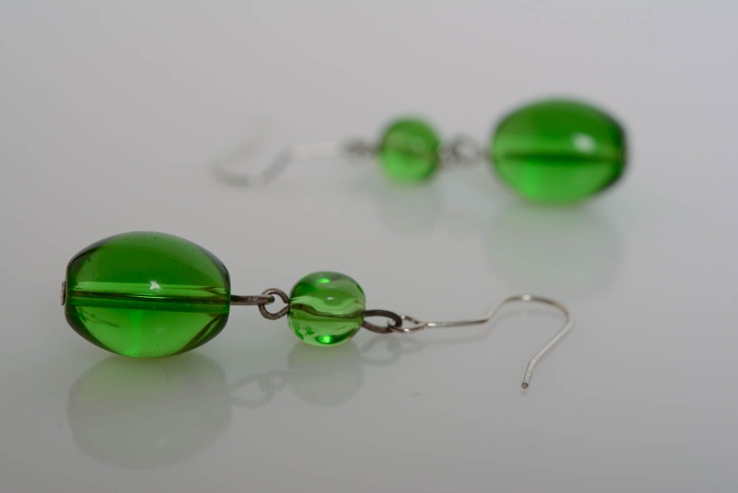 Boucles d'oreilles artisanales en perles de verre longues vertes faites main photo 3