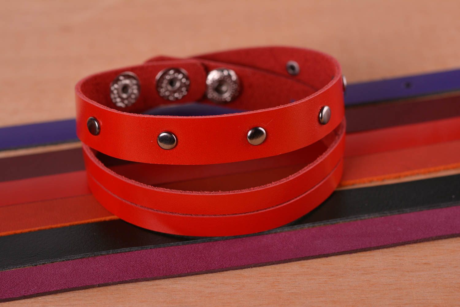 Кожаный браслет ручной работы красное украшение из кожи браслет на руку фото 1