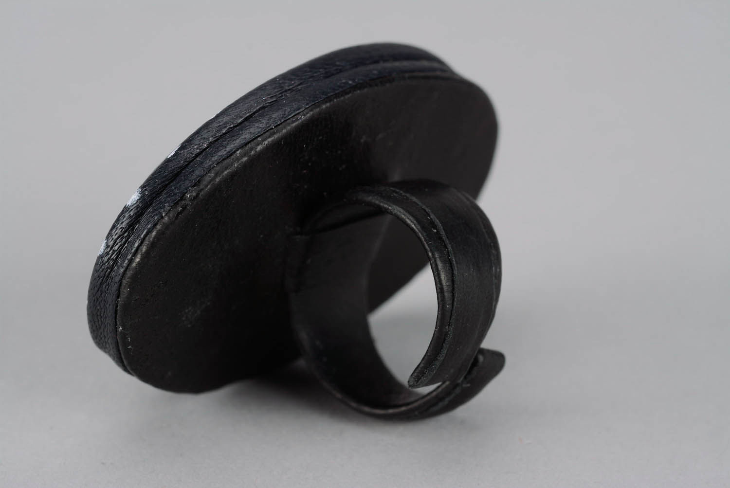 Ring made of horn and leather photo 3
