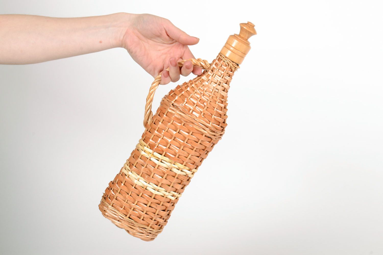 Декоративная плетеная бутылка фото 5