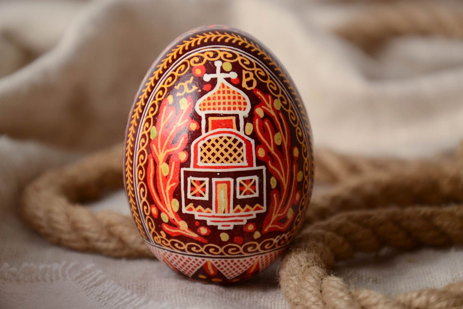 Huevo de gallina de Pascua pintado en la técnica de encerado festivo artesanal  foto 1
