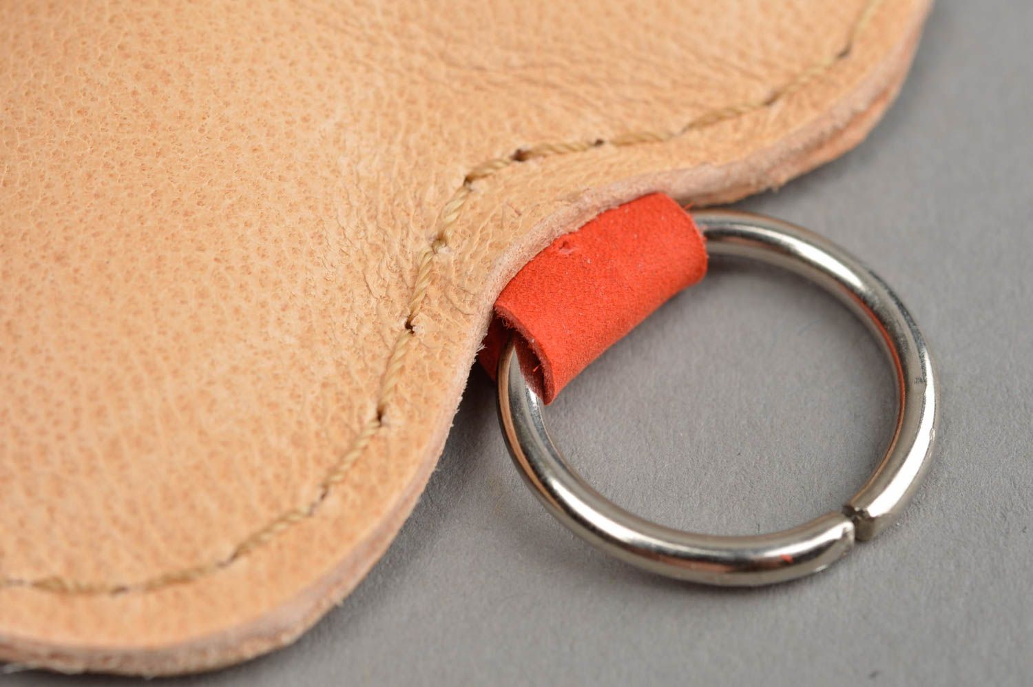 Porte-clés en vrai cuir fait main coeur beige original accessoire élégant photo 4