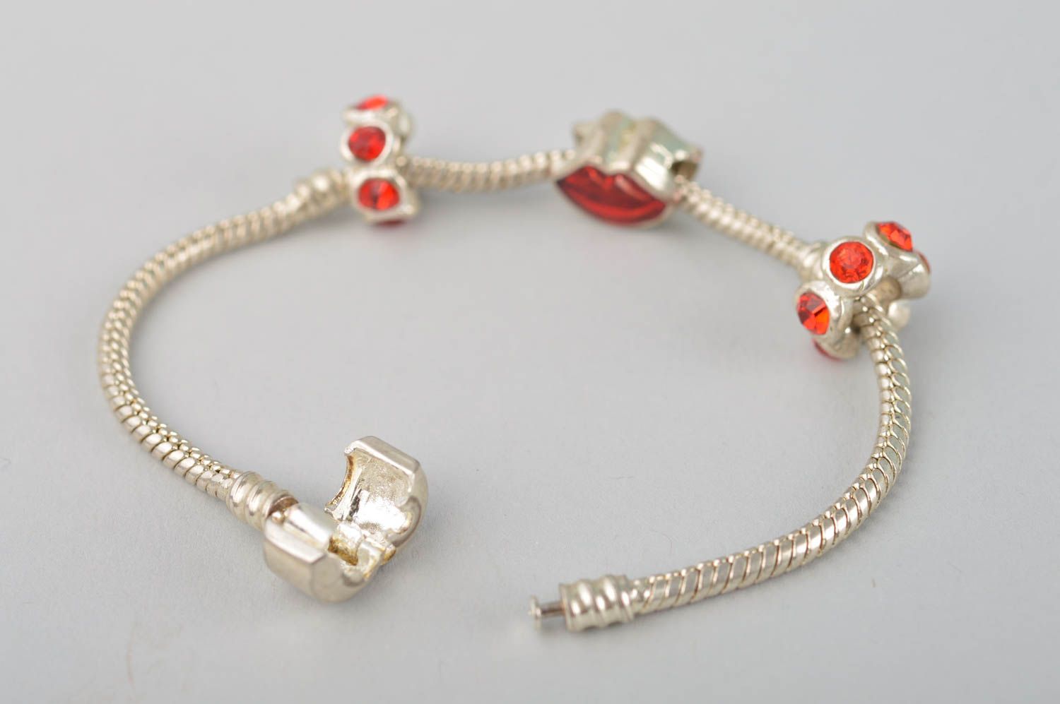 Bracelet métal design mode Bijoux fait main Idée cadeau femme rouge lèvres photo 4