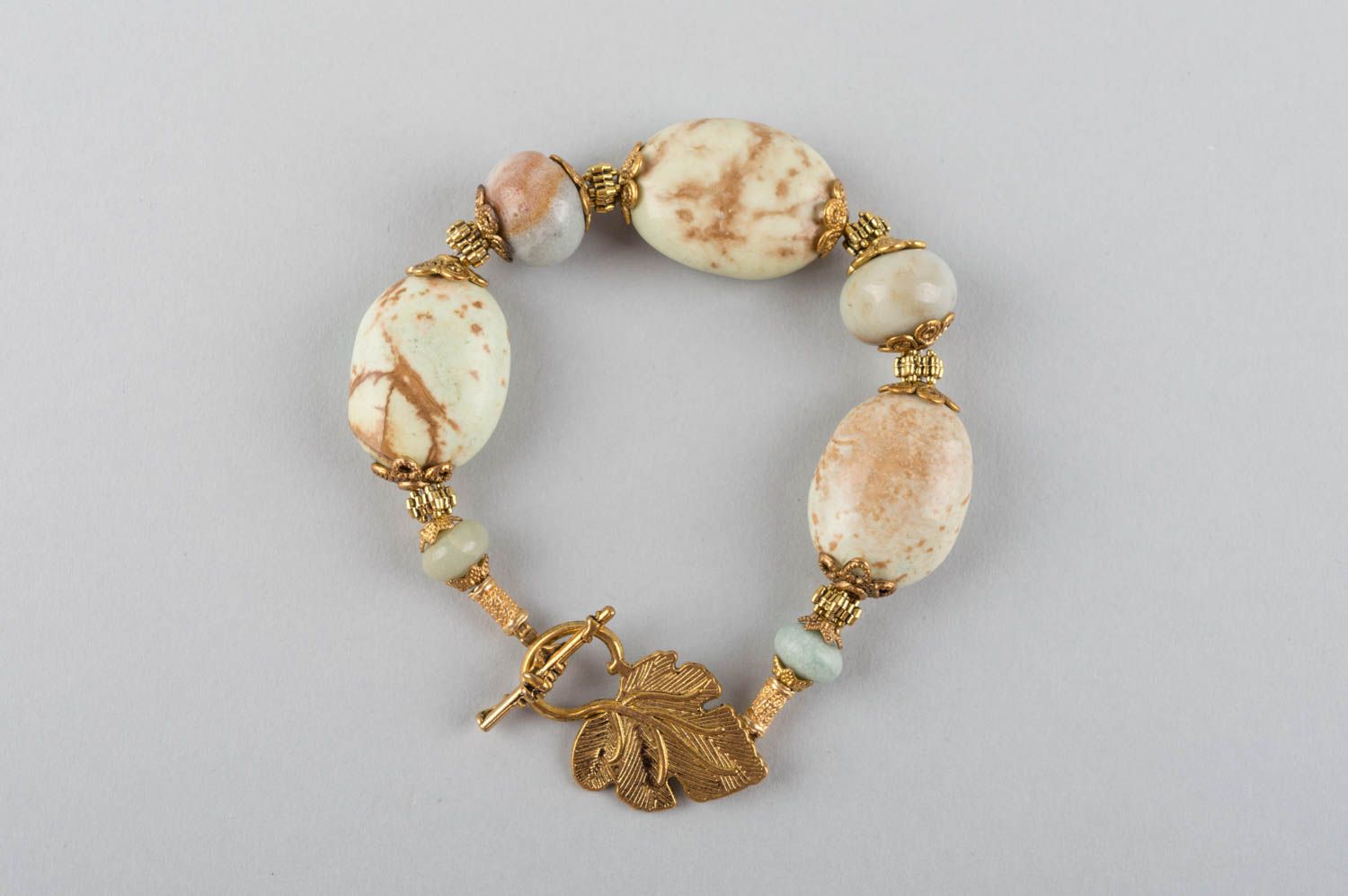 Schönes stilvolles handgemachtes Armband aus Natursteinen Jadeit und Messing foto 2