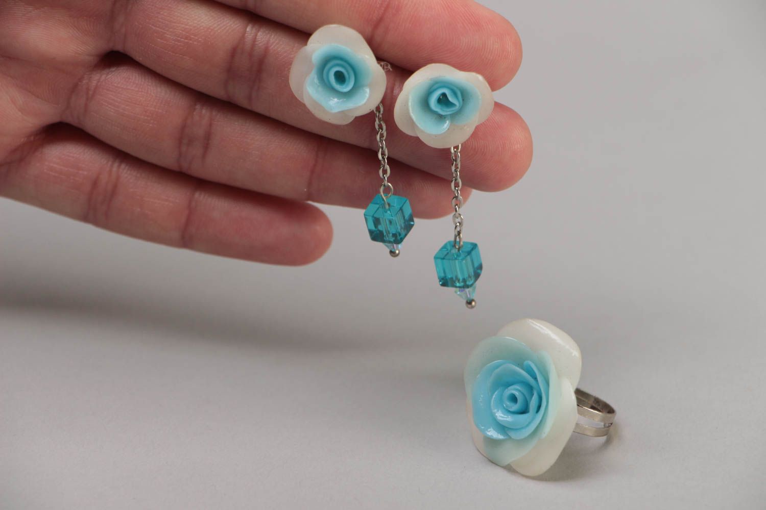 Schmuckset aus Polymer Ton Ohrringe und Ring mit blauen Blumen handmade  foto 5