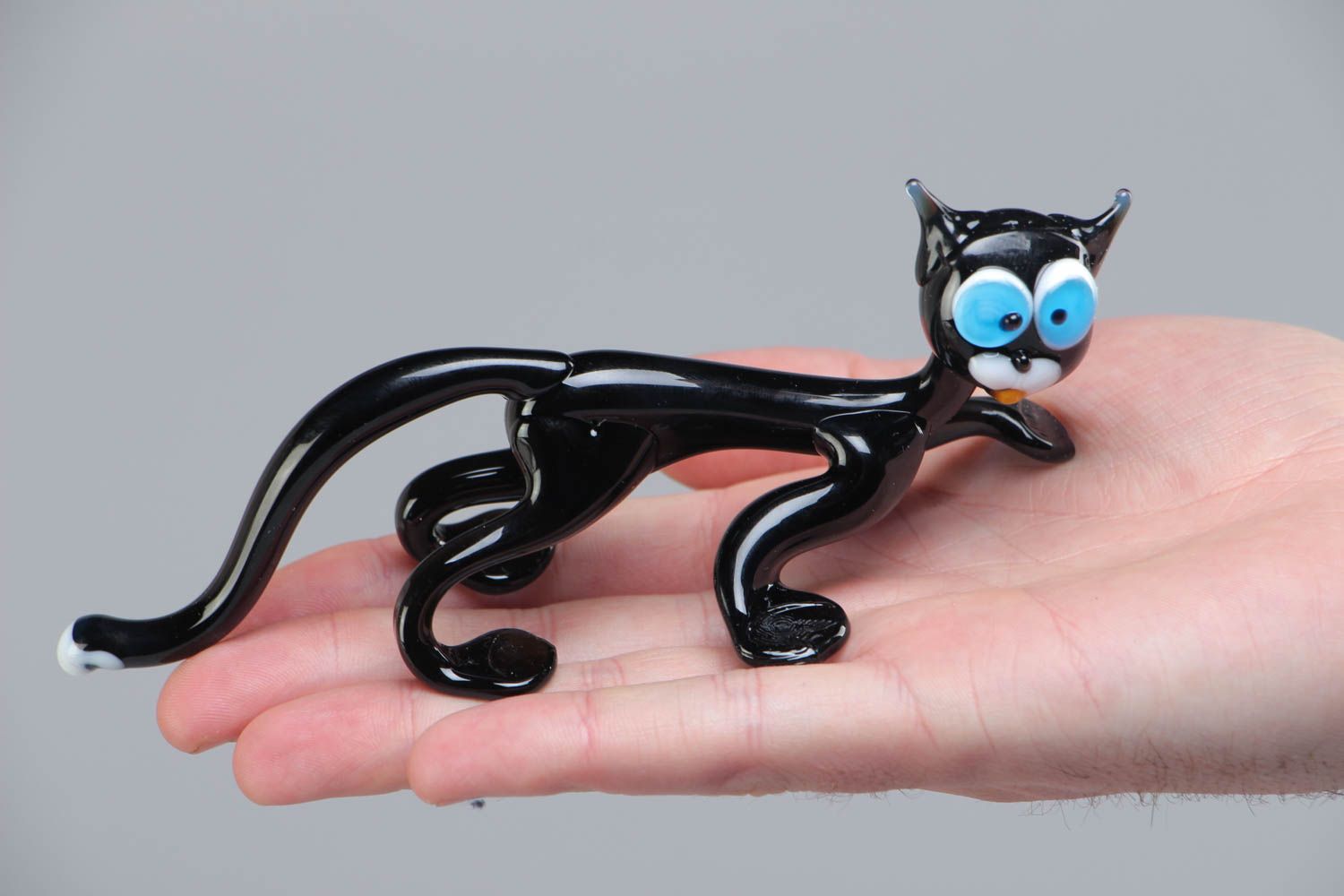 Фигурка черной кошки из стекла в технике лэмпворк ручной работы небольшая  фото 5