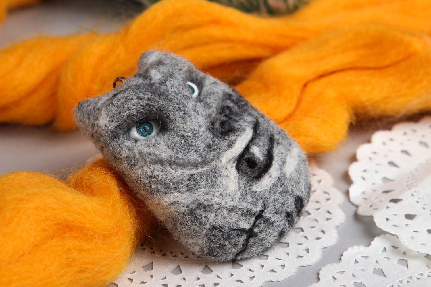 Pendentif fantaisie Bijou fait main chat gris en laine Accessoire femme photo 1