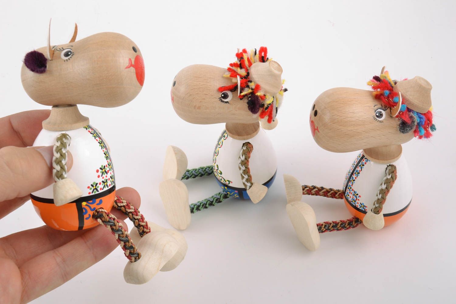 Деревянные эко-игрушки бычки и коровка набор 3 штуки с росписью красками фото 4