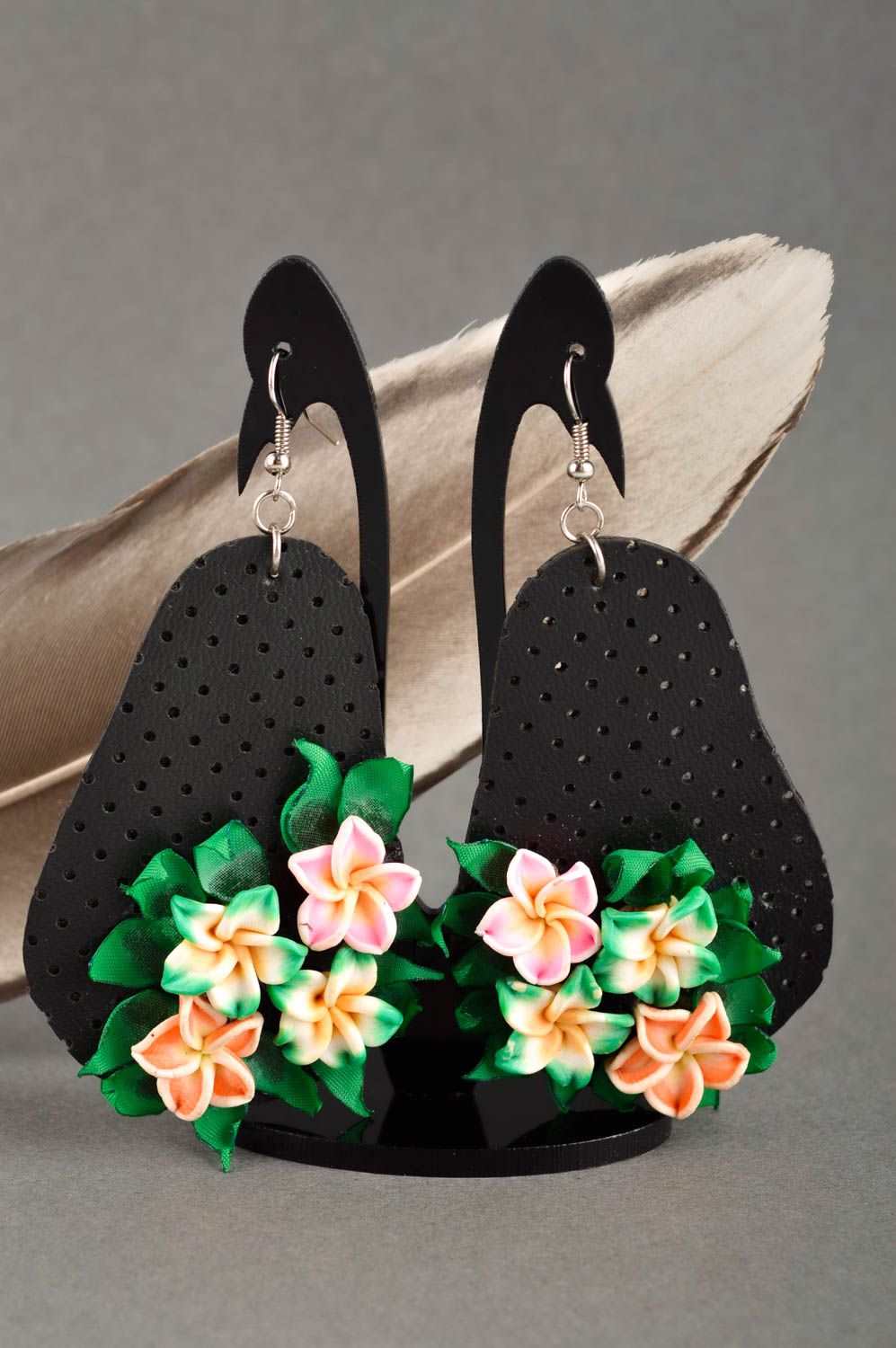 Boucles d'oreilles en cuir Bijou fait main noir avec fleurs Cadeau femme photo 1
