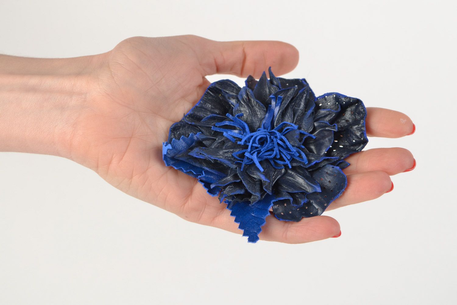Брошь из кожи синяя в виде объемного цветка на булавке авторский аксессуар хенд мэйд фото 2
