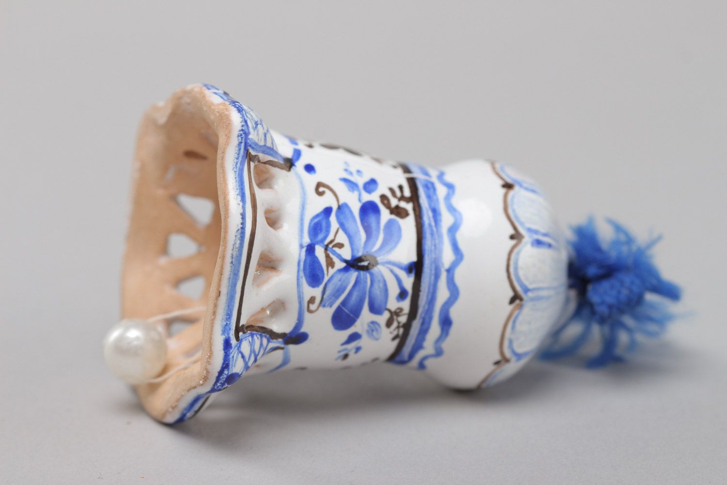 Миниатюрный керамический колокольчик с росписью под гжель бело-голубой ручной работы фото 3