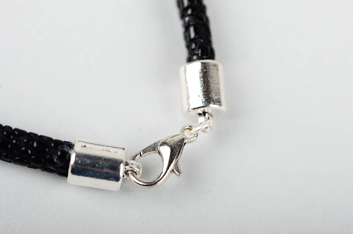 Bracelet cuir artificiel Bijou fait main noir tressé Accessoire design photo 5