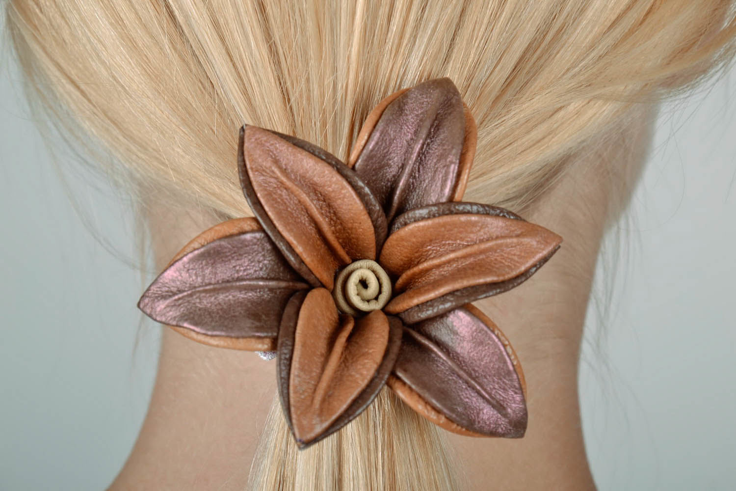 Barrette à cheveux fleur en cuir faite main photo 5