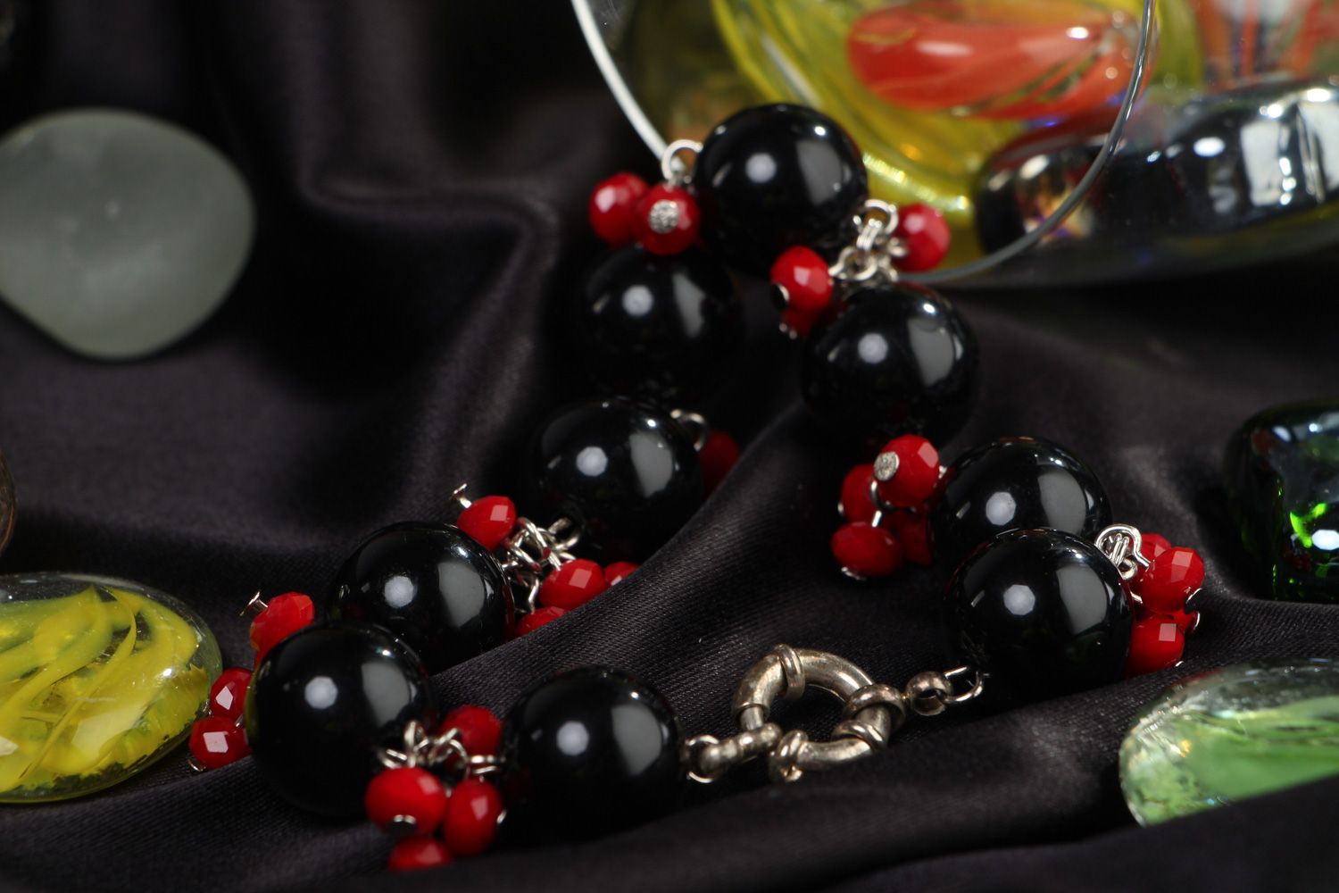 Künstlerisches schönes handgemachtes schwarz rotes Armband aus Perlen Handarbeit foto 4