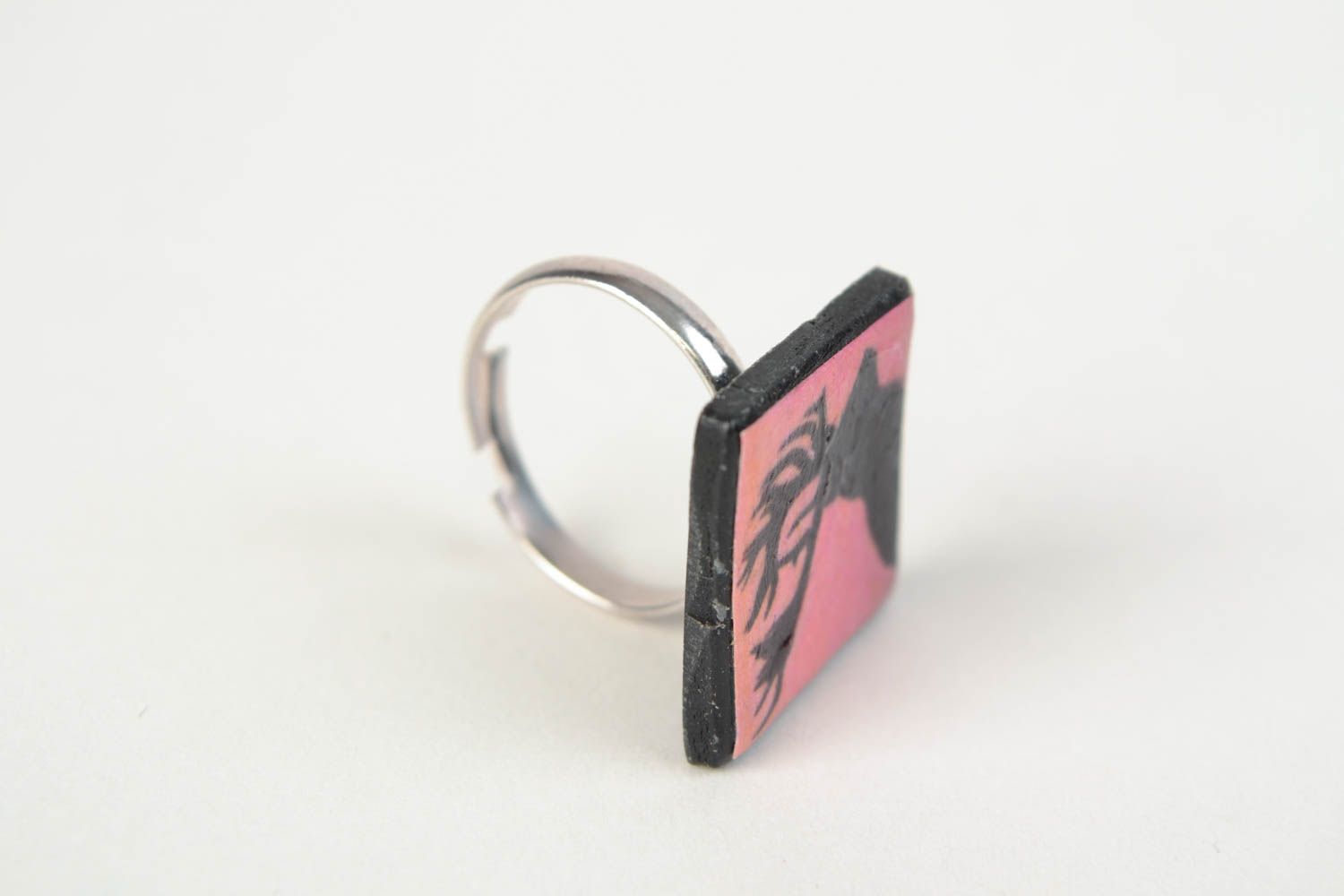 Квадратное кольцо из полимерной глины с изображением лося розовое ручной работы фото 4