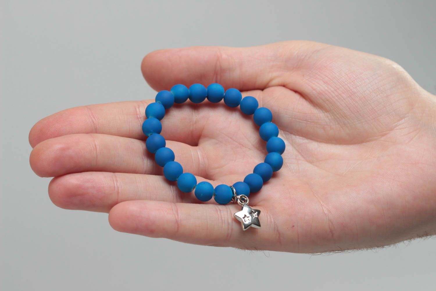 Bracelet en perles plastiques bleu avec étoile fait main original pour fillette photo 5