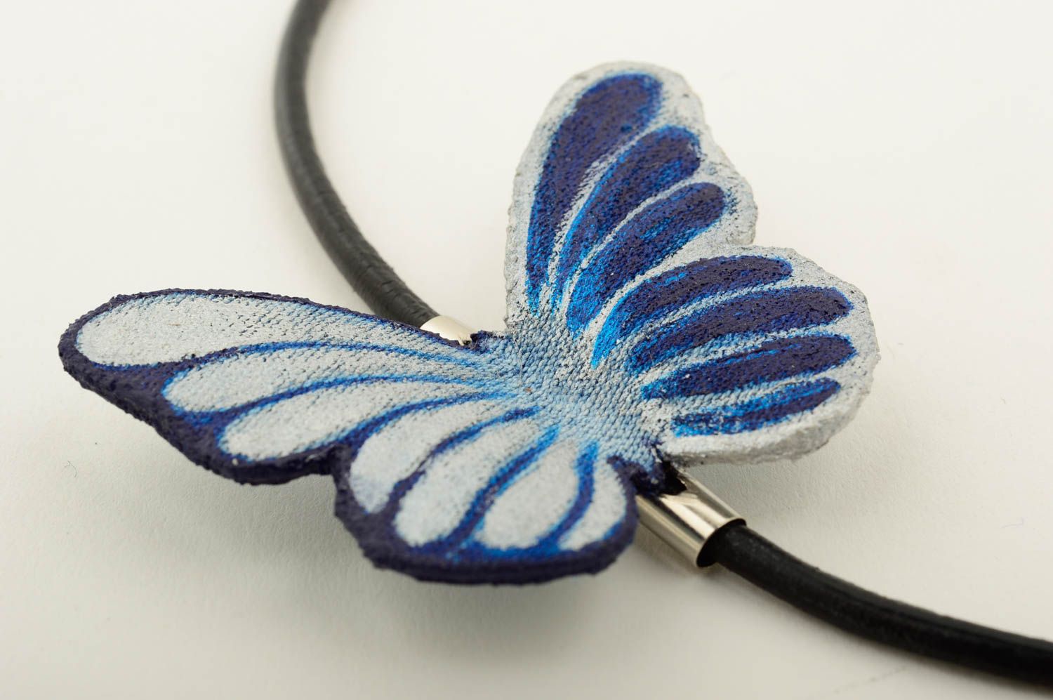 Collier avec papillon bleu Bijou fait main en cuir et jean Cadeau pour femme photo 4