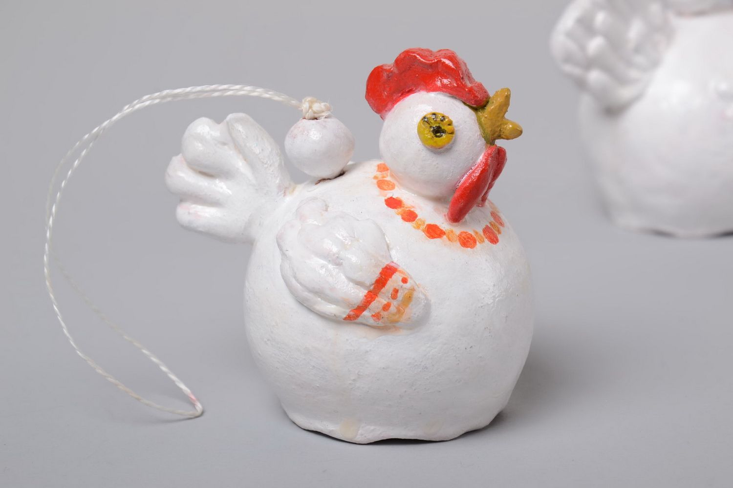 Cloche en céramique à suspendre petite poule peinte décorative faite main photo 1