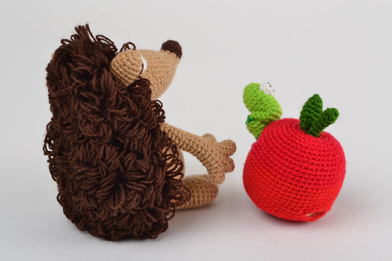 Мягкие вязаные игрушки ежик ручной работы с яблоком и червяком 3 штуки фото 5