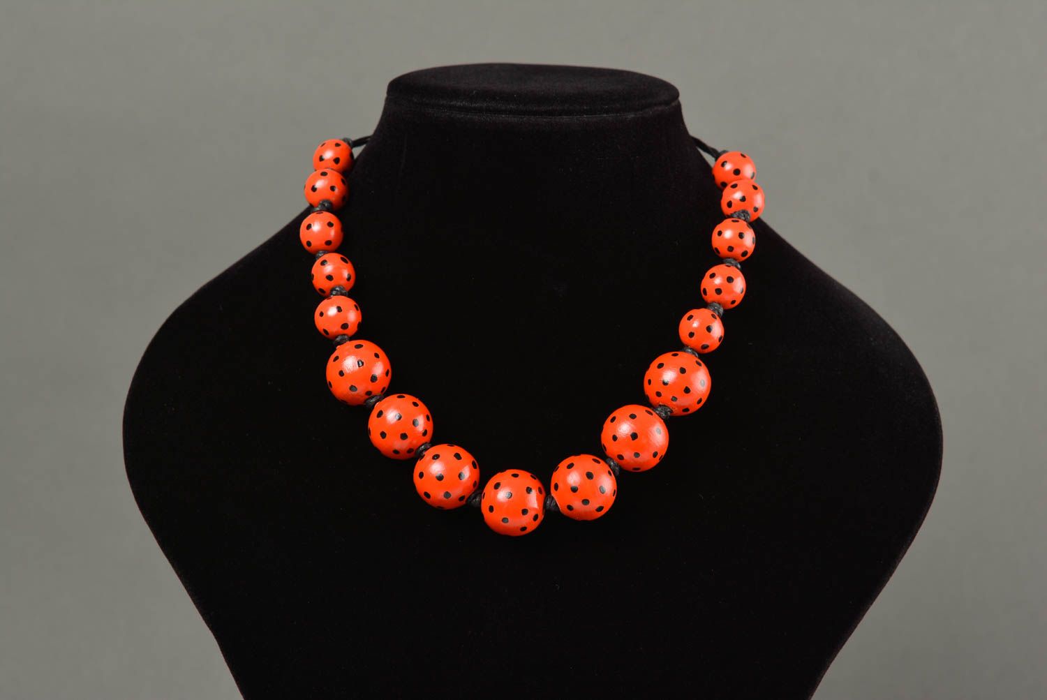 Collier rouge en perles à pois avec cordon fait main accessoire pour femme photo 2