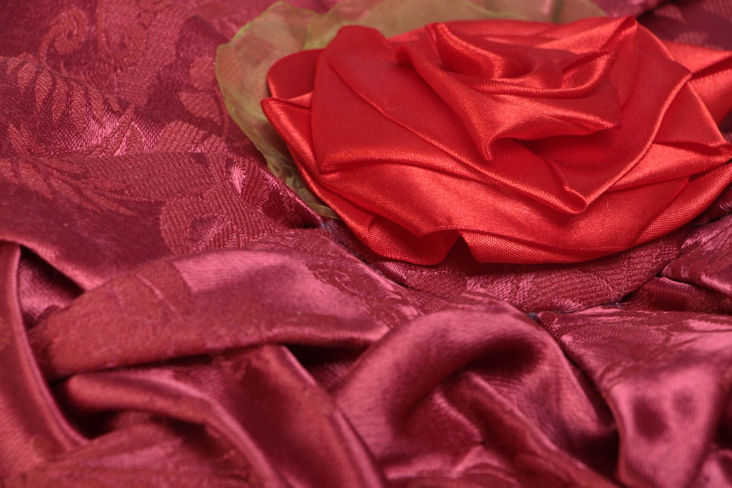 Интерьерная подушка большая с цветком красная атласная необычная ручной работы фото 3