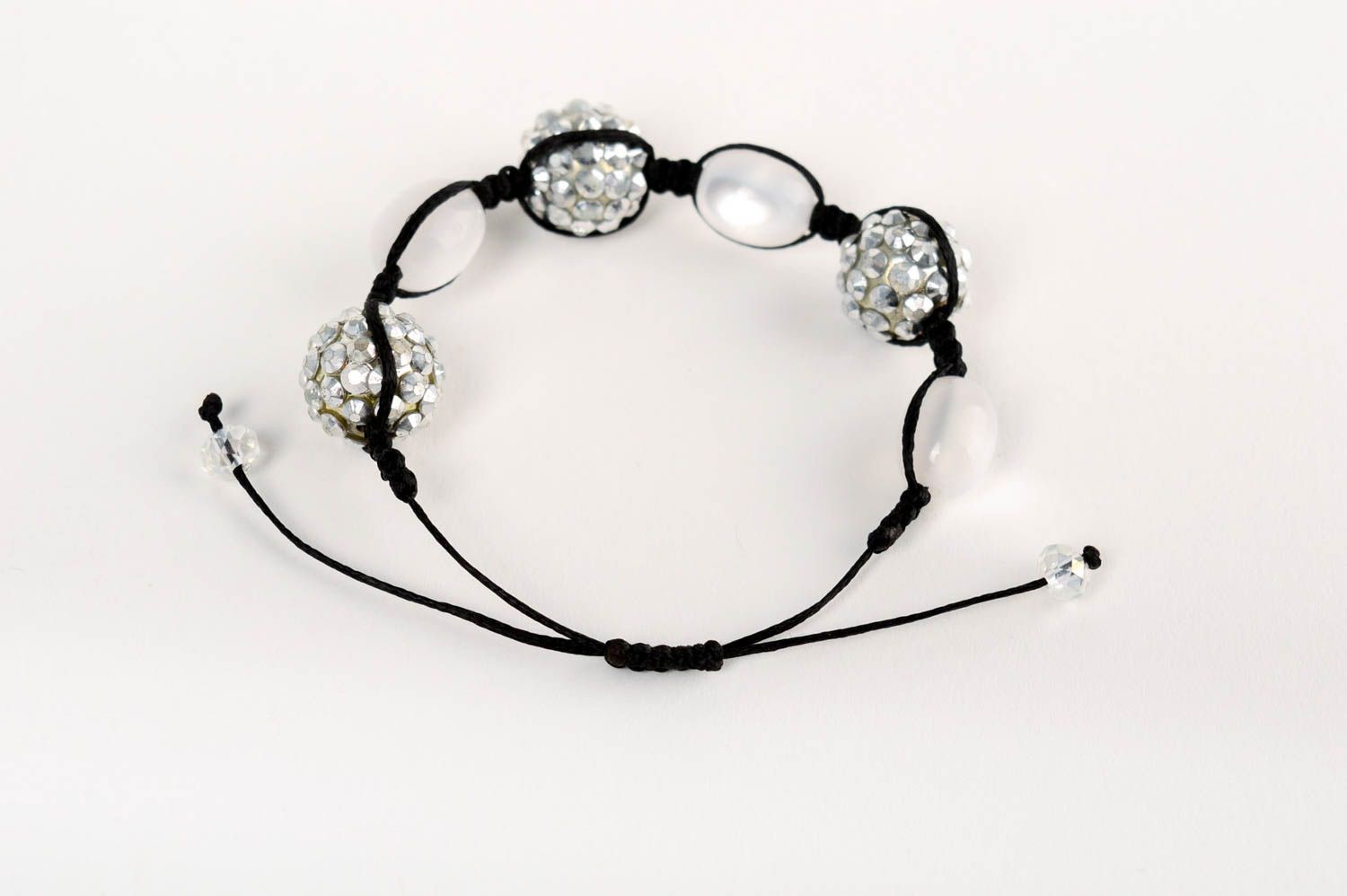 Bracelet en cordon tressé ciré et perles en plastique fait main blanc noir photo 3