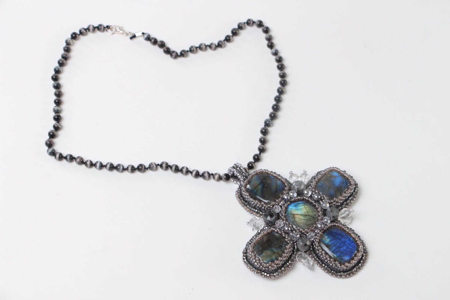 Originelles handgemachtes Collier aus Glasperlen und Natursteinen für Frauen foto 2