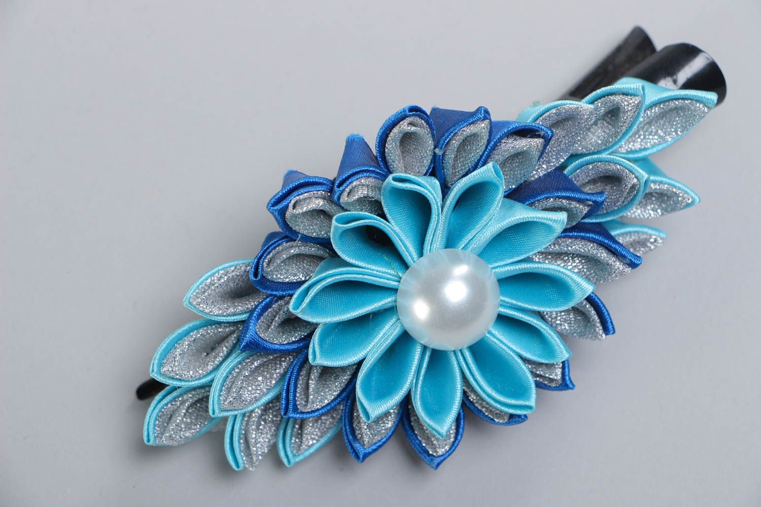 Barrette faite main originale en rubans en forme de fleur de couleur bleue photo 2