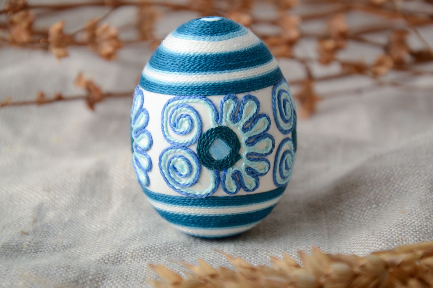 Bel oeuf de Pâques fait main original décoré de fils en soie de couleur bleue photo 1