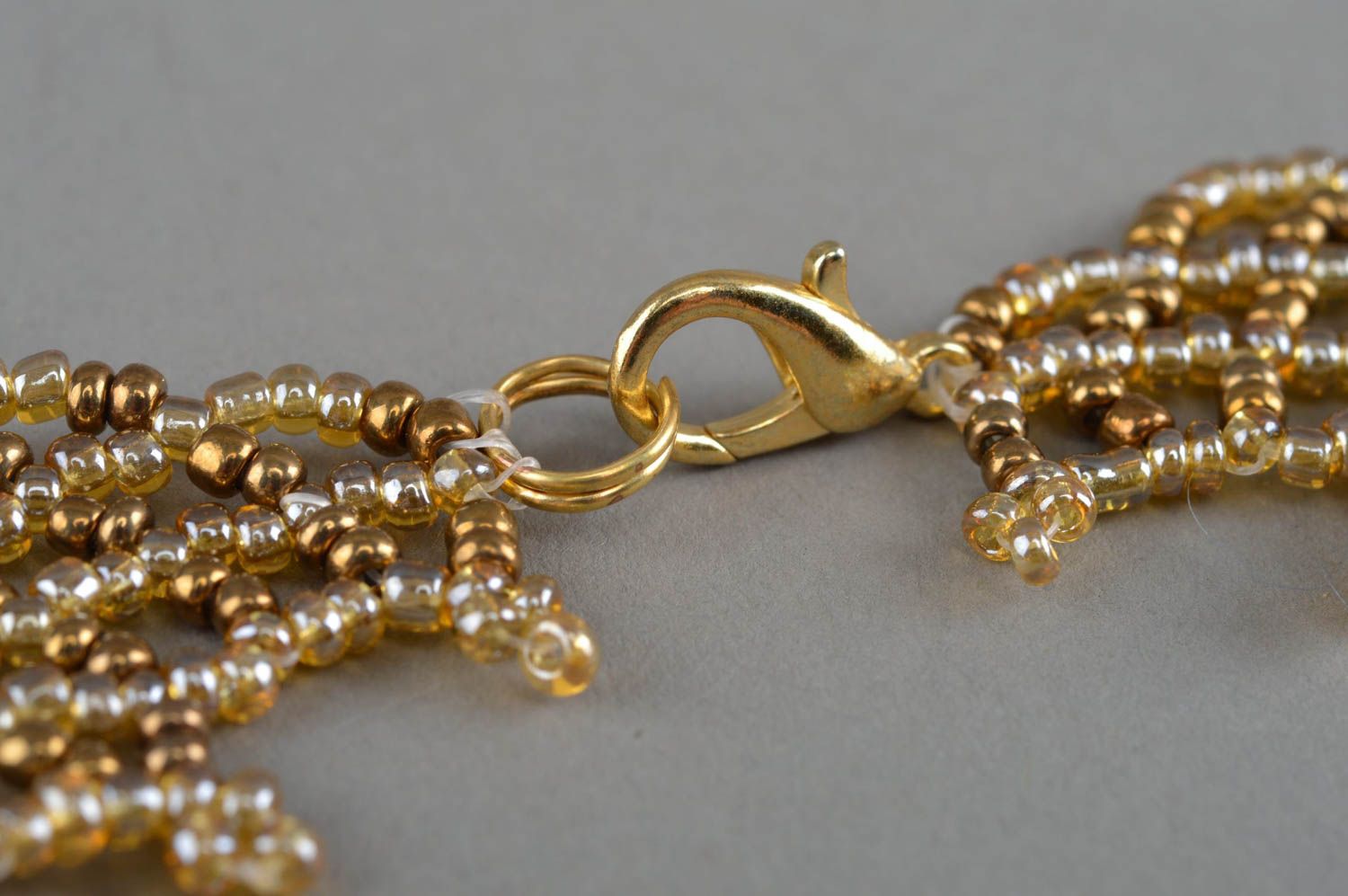 Ожерелье из бисера плетеное ручной работы оригинальное золотистое красивое фото 4
