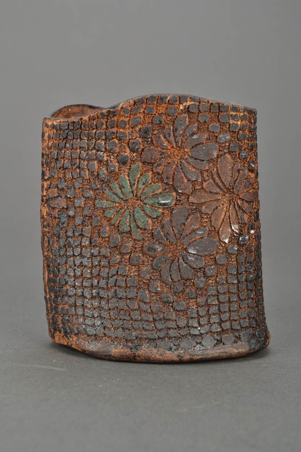 Vaso de mesa de cerâmica esculpido a mão foto 3