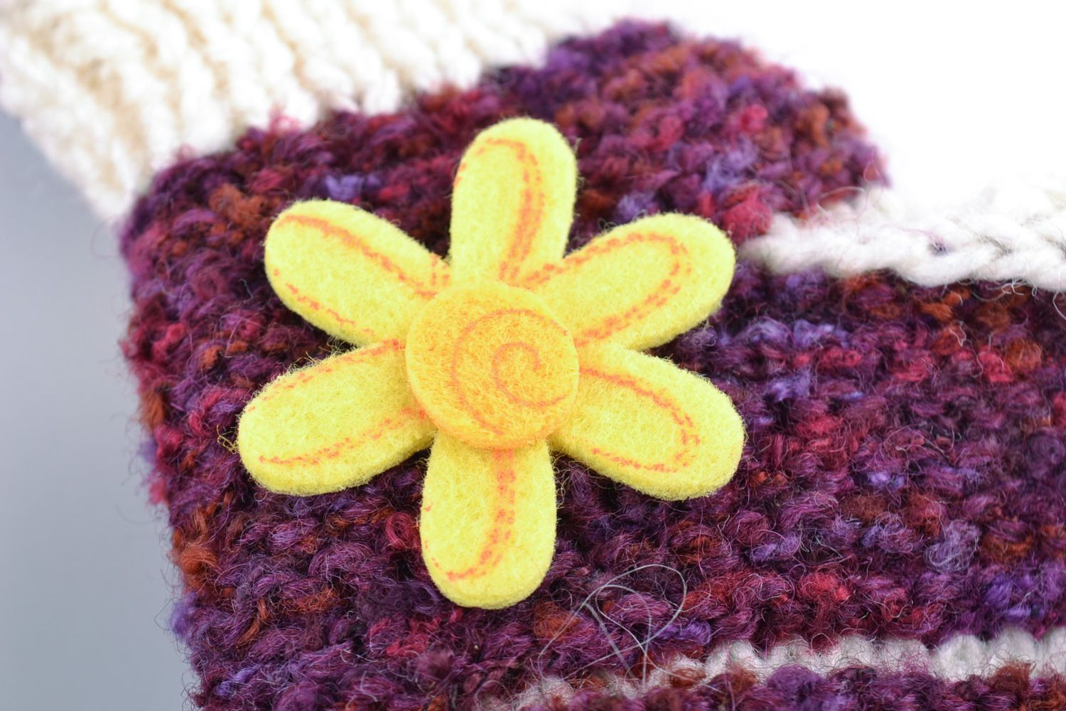 Handgemachte warme schöne Babyschuhe aus Naturwolle mit künstlicher Blume  foto 3