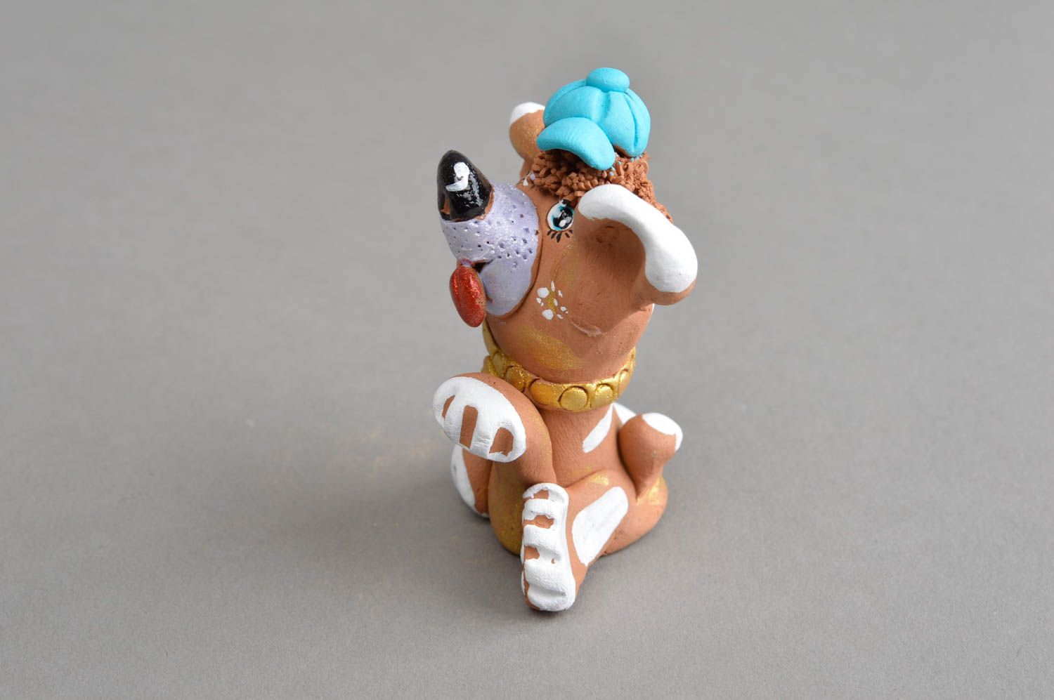 Веселая керамическая фигурка ручной работы собака чемпион с медалью в кепке фото 3
