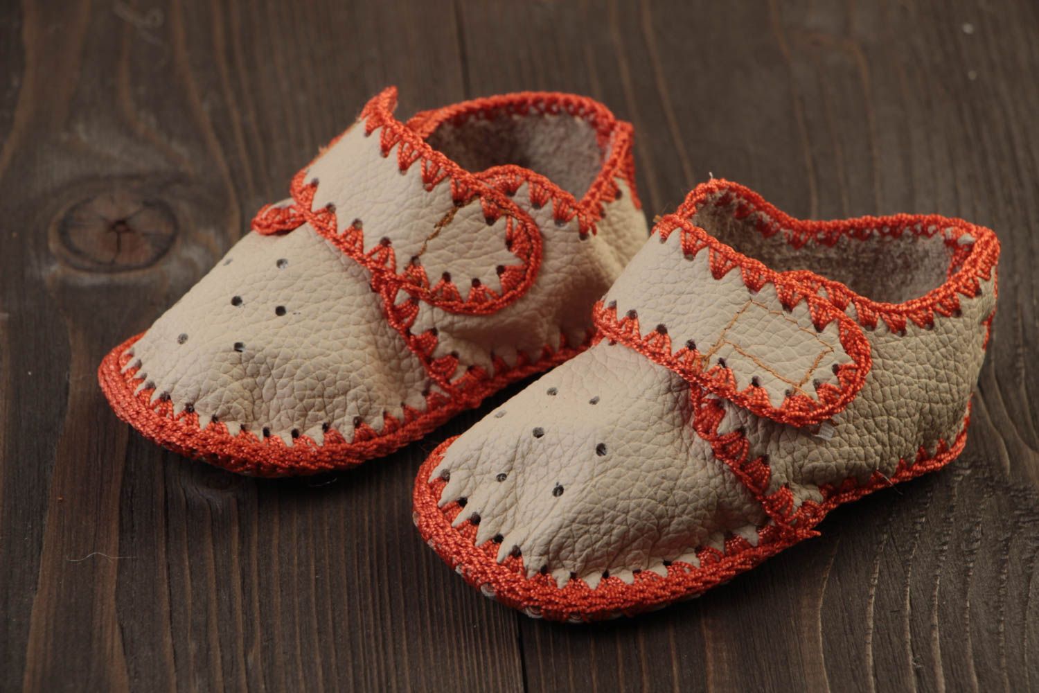 Jolis chaussons en cuir pour bébé beige rouge à velcro faits main originaux photo 1
