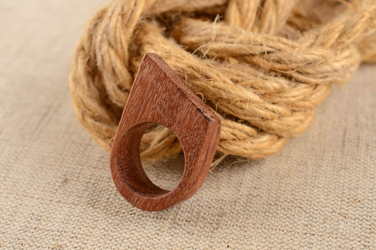 Кольцо из дерева необычной формы красивое коричневое женское ручная работа фото 1