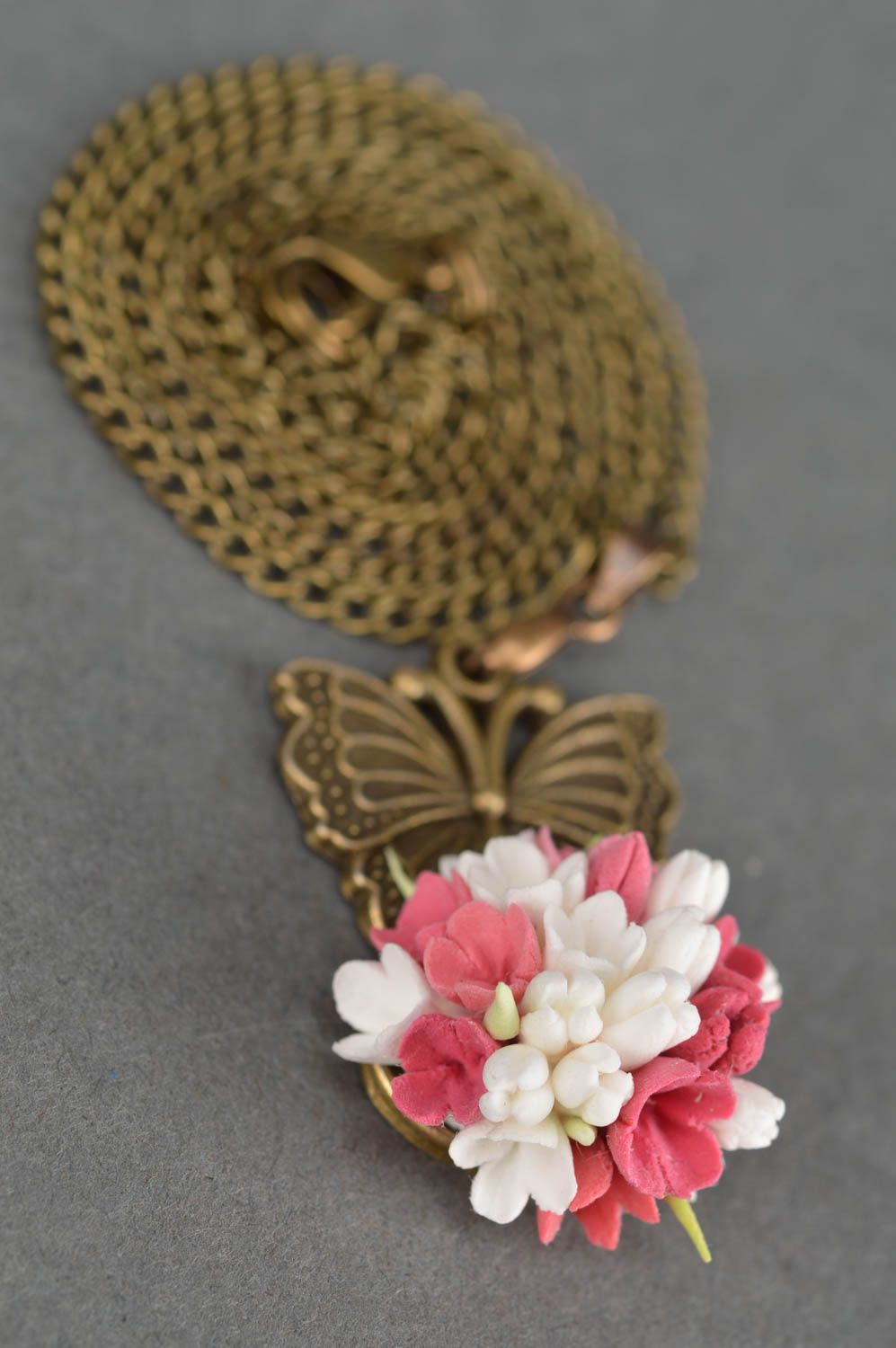 Pendentif fleurs en pâte polymère avec papillon fait main design sur chaîne photo 4
