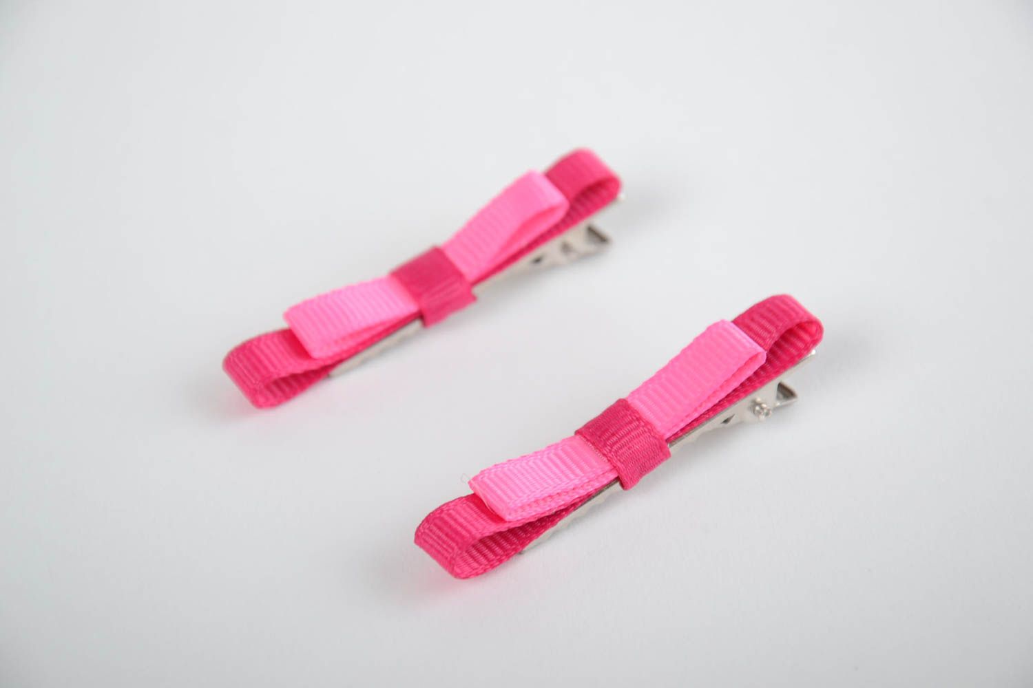 Conjunto de 2 broches para el pelo con lazos rosados de cintas artesanales  foto 2