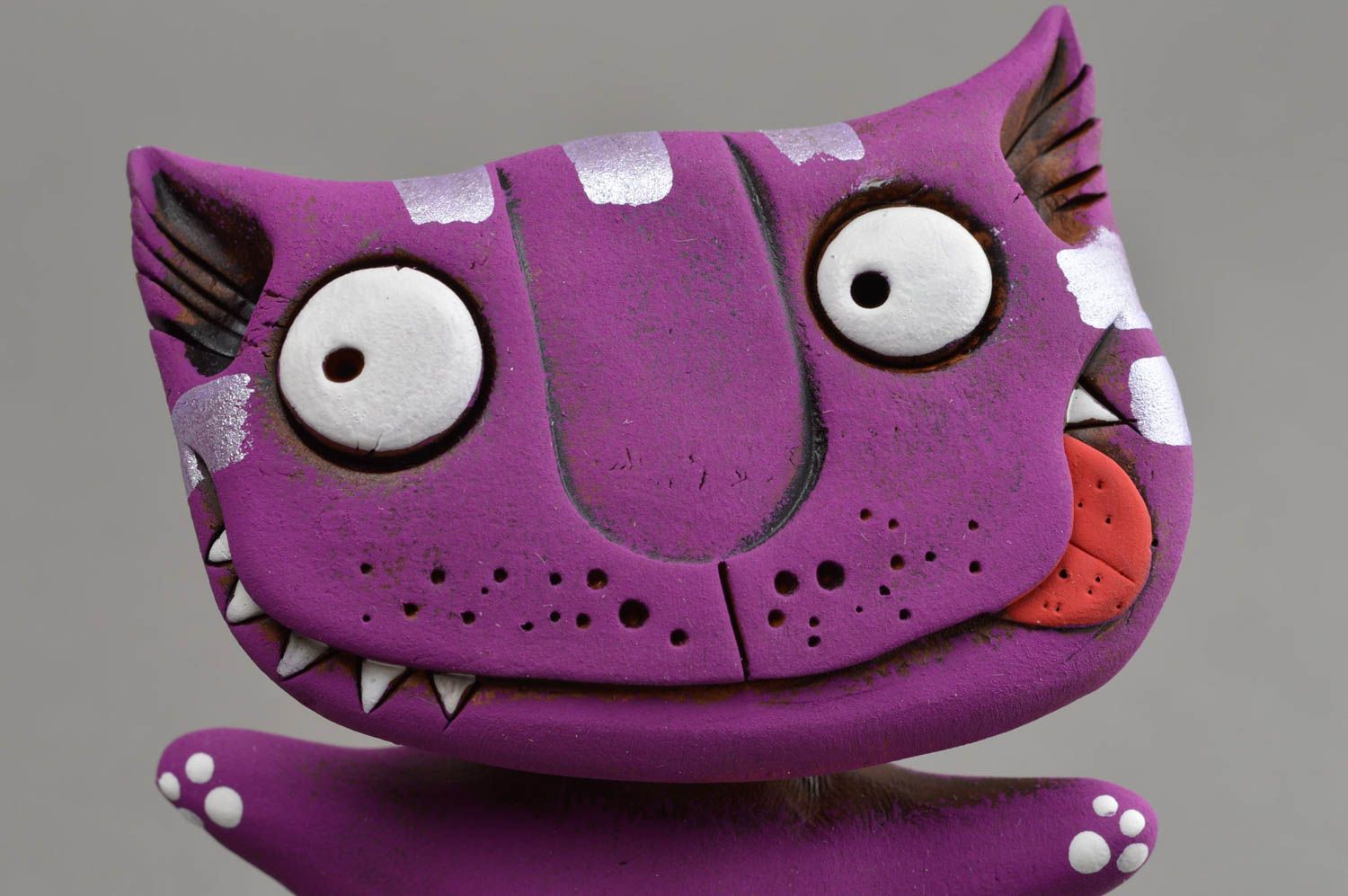 Фиолетовая глиняная статуэтка в виде забавного кота ручной работы расписная фото 4