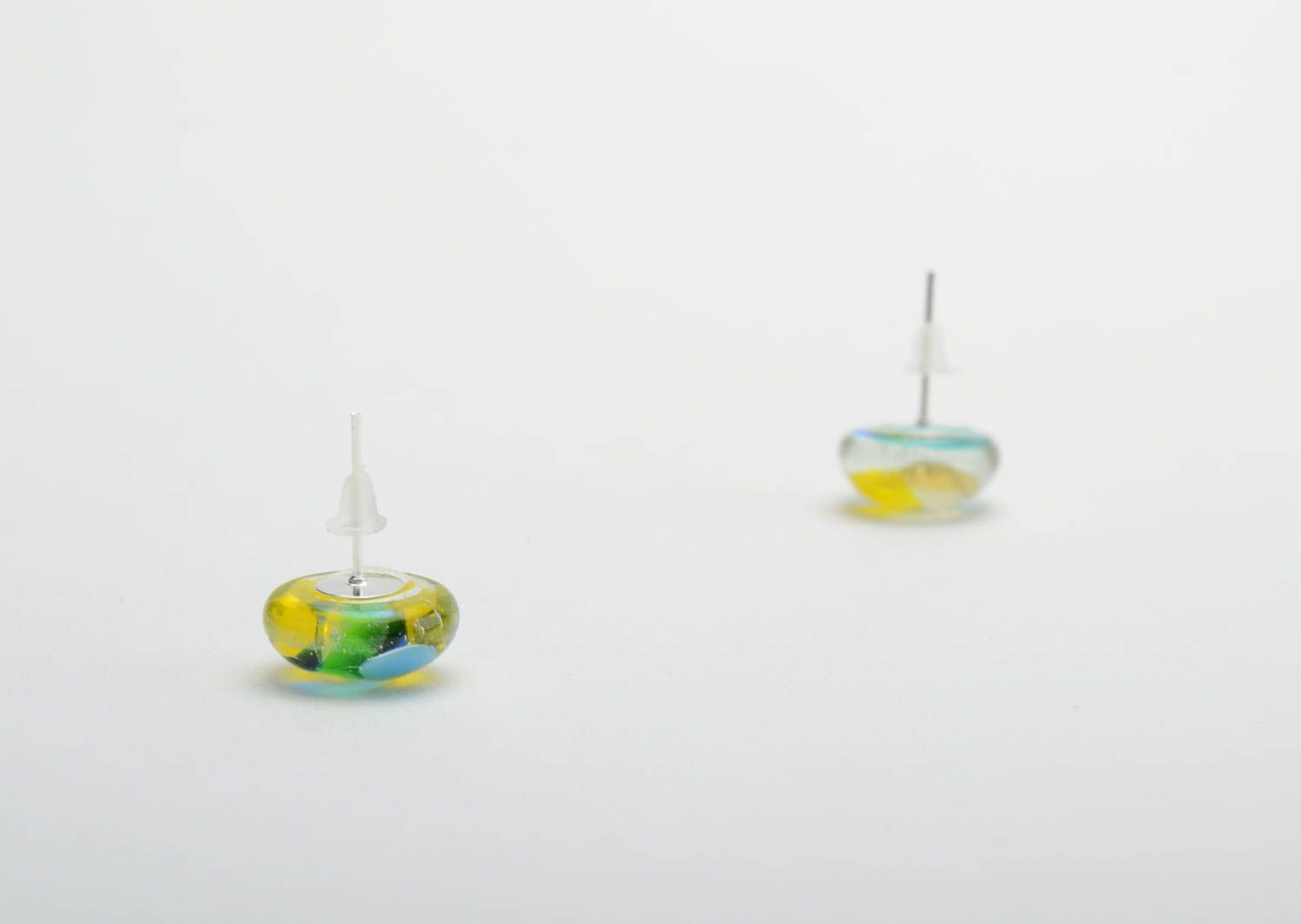 Pendientes de cristal de vitrofusión hechos a mano clavos redondos foto 4